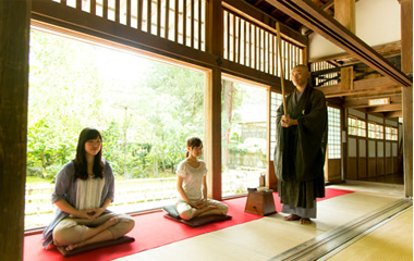 大安禅寺で座禅体験。