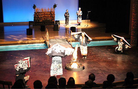 アイヌ古式舞踊が炎に照らされた中で、幻想的に繰り広げられるステージ。