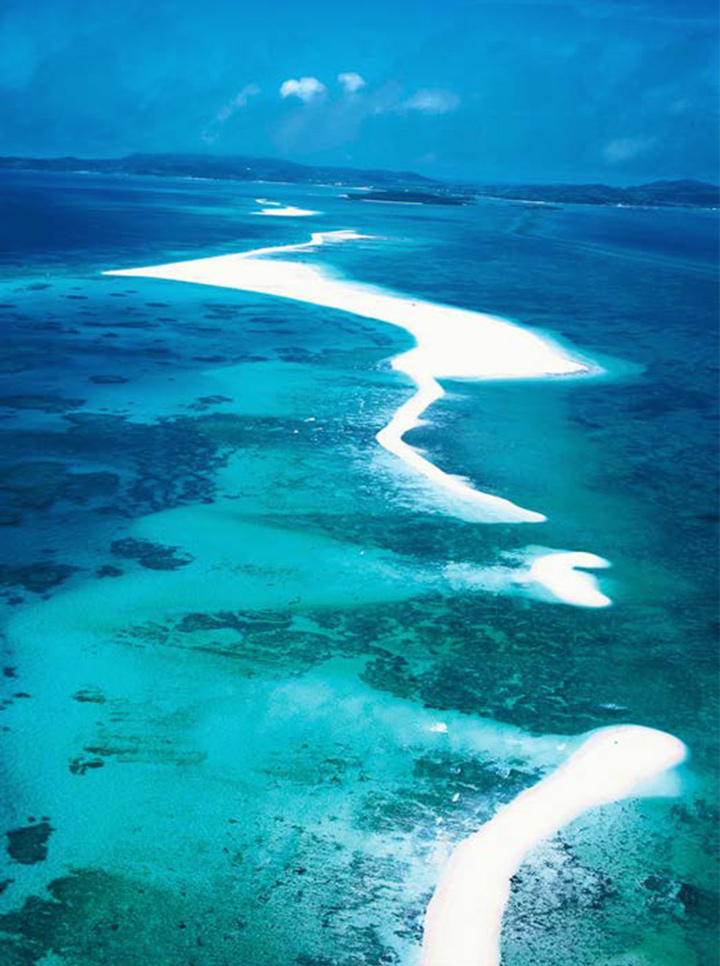 ハテの浜を上空から望む