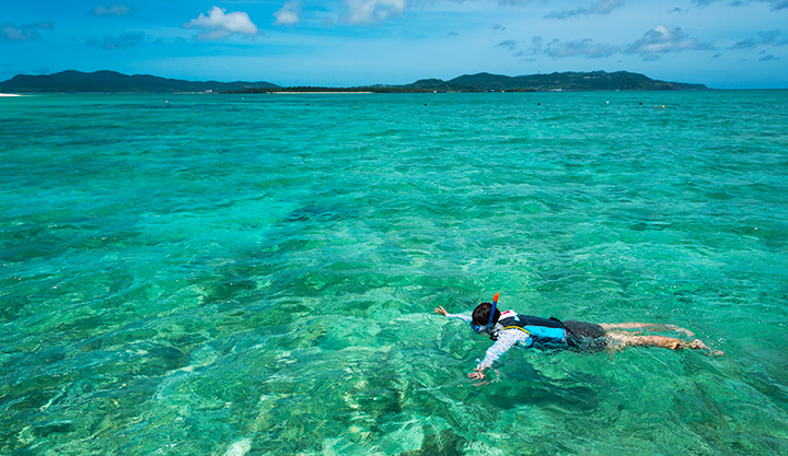 サンゴ礁のリーフで囲われた久米島の穏やかな海