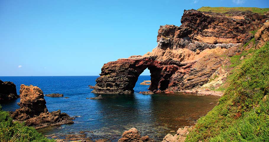 巨大な岩石の中央部が海蝕作用によってえぐりあけられた「通天橋（つうてんきょう）」。自然の造形美が圧巻。