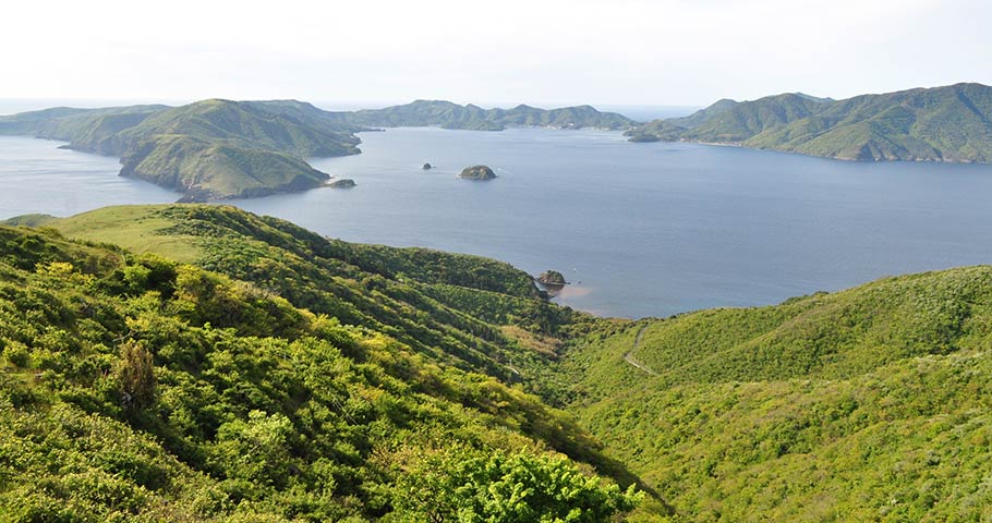 知夫村にある赤ハゲ山展望台からの眺め。隠岐の島々はもちろん、遠く島根半島や大山も望むことができます。