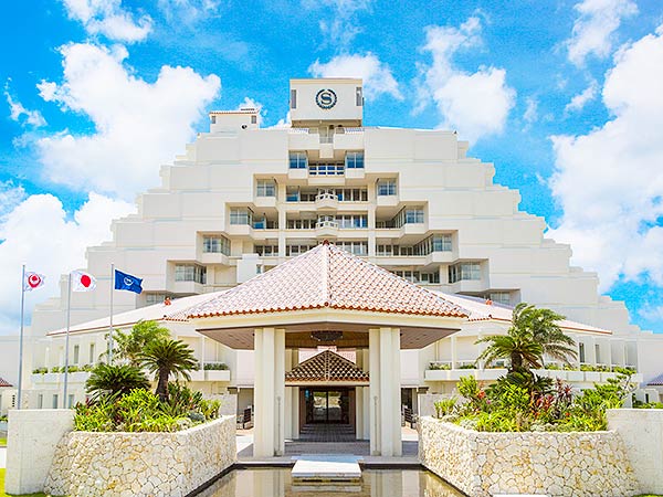 シェラトン沖縄サンマリーナリゾート（旧：サンマリーナホテル）