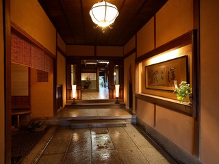 玄関は大正元年に改築されたもの＆渡り廊下の両側に庭園が広がる