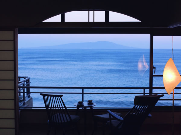 伊豆大島を正面に臨む　眺望絶佳の宿　熱川館