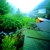 大正12年創業 黄金色の巨石露天風呂 横谷温泉旅館