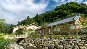 永平寺〈2枚組〉 Monks at Eiheiji Temple = 永平寺の僧侶 – Zen Meditation = 禅