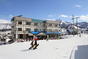 子供とソリ遊びが出来るスキー場で一人一泊１万５千円以下のホテルを教えてください。