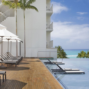 ALOHILANI　RESORT　WAIKIKI　BEACH