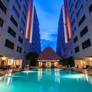 THE　TWIN　TOWERS　HOTEL