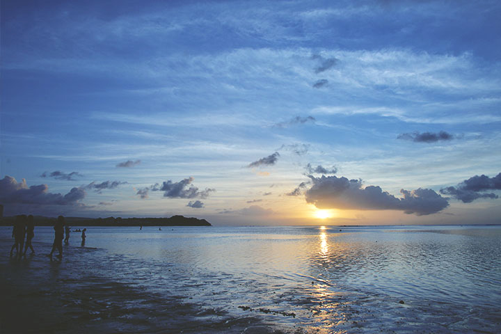 テラス席からは、タモン湾の美しい夕景を堪能できます。