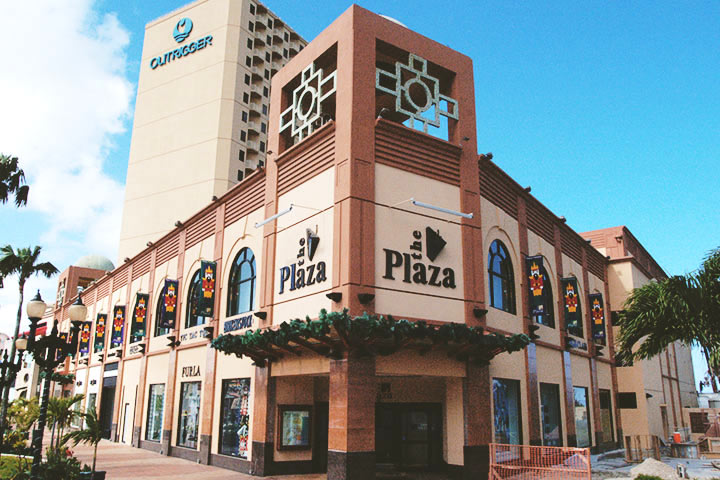 ザ・プラザはタモン地区の中心に位置する、ベストロケーションのショッピングモールです。