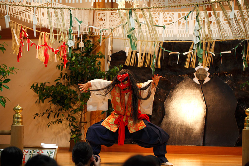 神話のふるさと宮崎で、伝統の神事「神楽」に触れる。