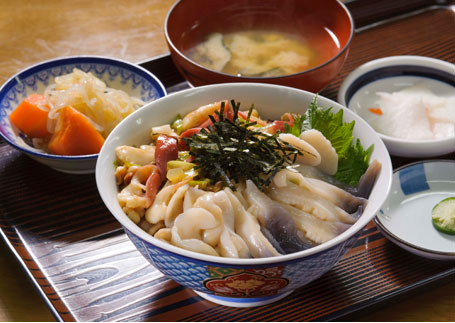 三沢ほっき丼！三沢産のほっき貝は甘みと旨みのある味わい。