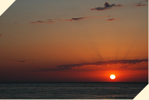 夕陽海岸で日本海に沈む夕陽を眺める