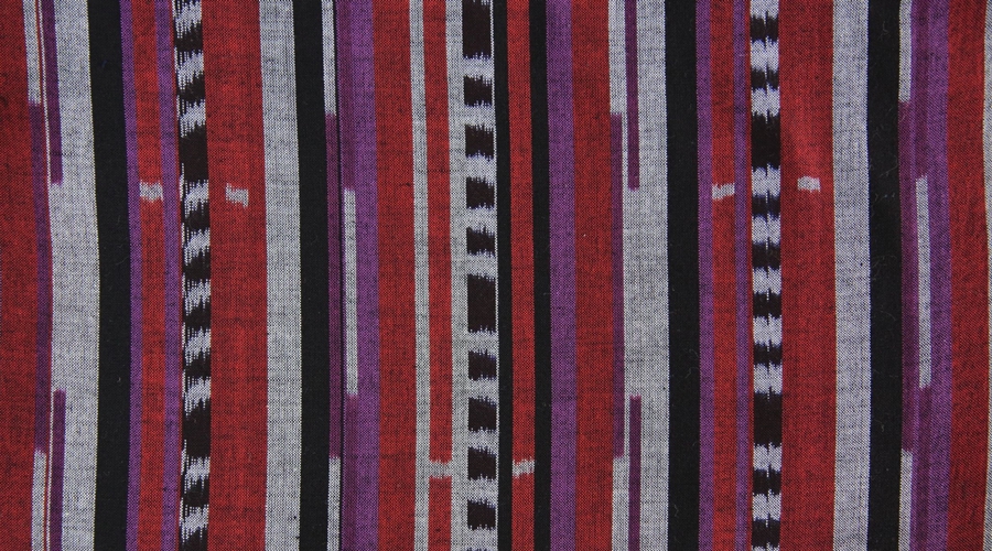 久留米絣は糸の束をあらかじめ染めておき、経糸（たていと）と緯糸（よこいと）を編み上げて複雑な模様を表現