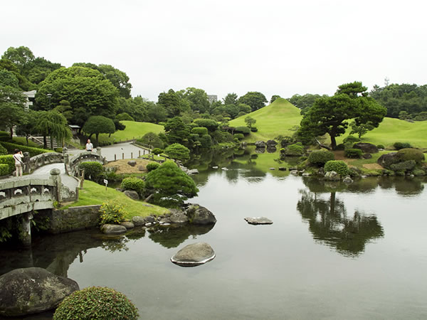 歴代の肥後藩主が愛し、今に残してくれた湧き水と緑の庭園