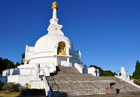 真っ白な仏舎利塔が輝く 清澄寺（せいちょうじ）