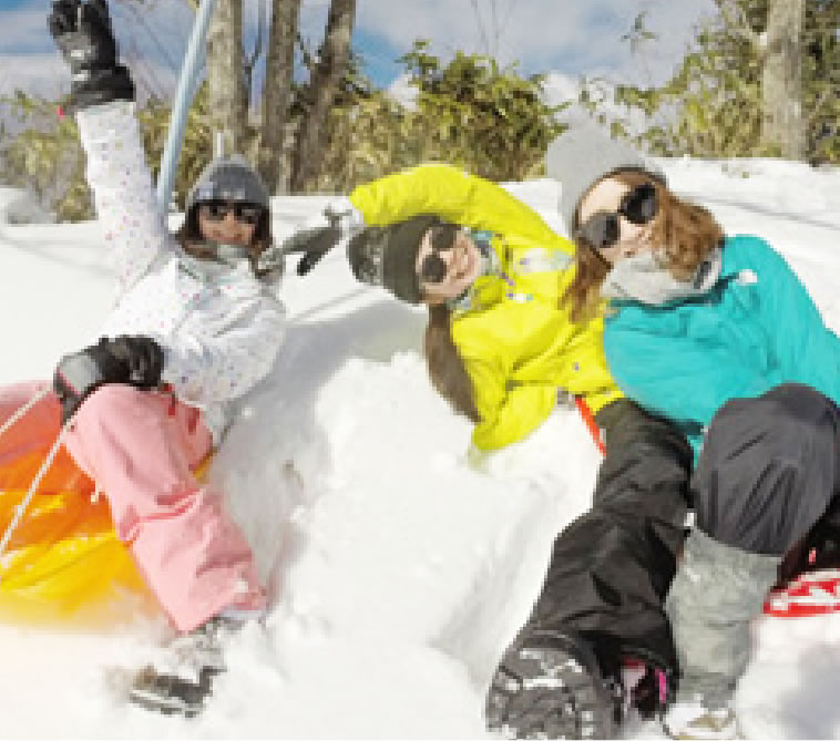 雪原を満喫している女性3人