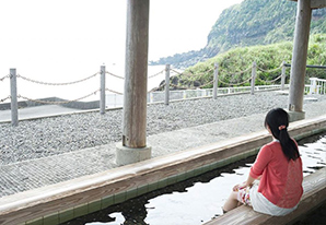 海を見わたす「中之郷の足湯」