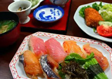 八丈島の名物女将・えいこばと寿司作り体験