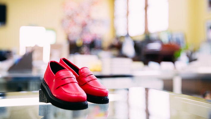ちいさな「赤い靴」がセピアな館内によく似合います。