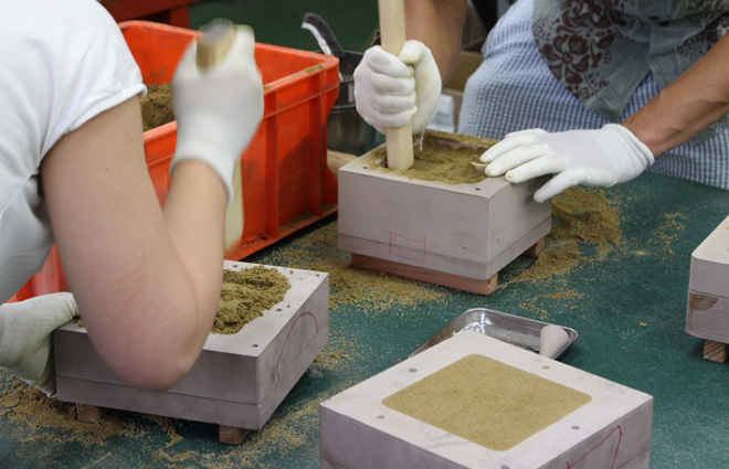 型に砂をつめて鋳型を作ります。