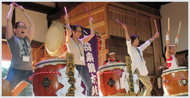 村の野外舞台で 晴れの舞台を！