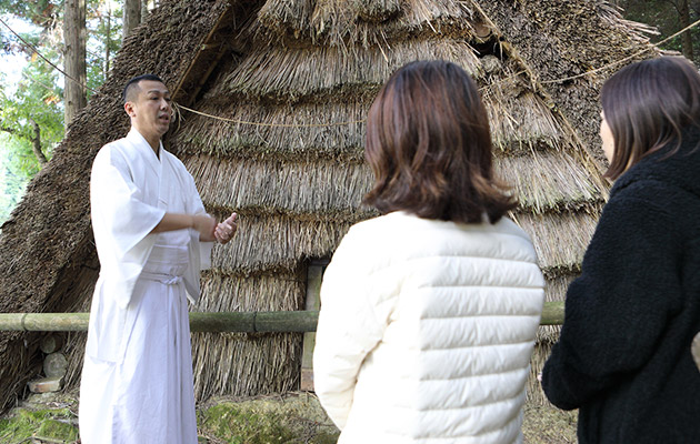 神社近くにある氷池跡や氷室跡を宮司の中村友巌さん