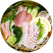 (上)レナさん撮影。たくさんの魚が見える海の中。
(下)アユミさん撮影。新鮮で美味しいお刺身が食べられる!