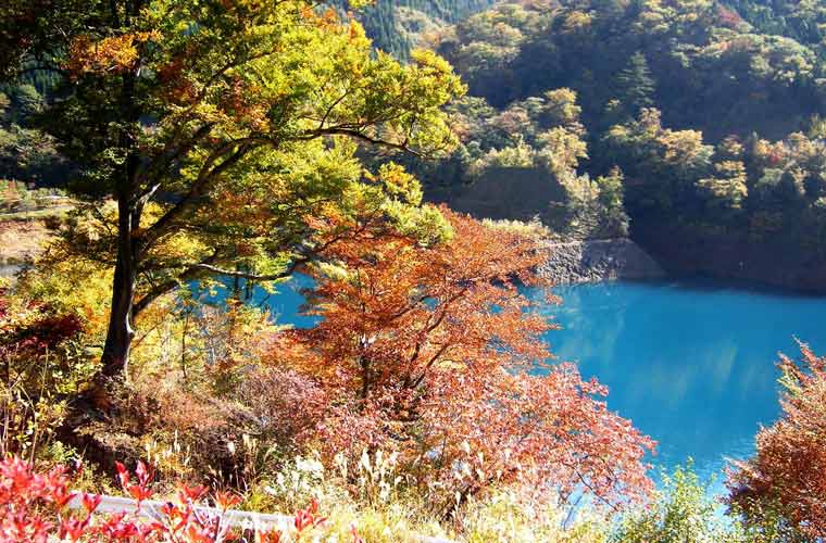 奥四万湖(四万川ダム)