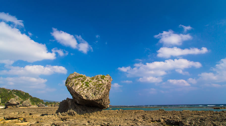 Karang Hati (Heart Rock) di pantai Gushichan, Yaese