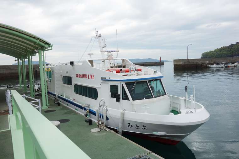 須田港から「粟島」へ