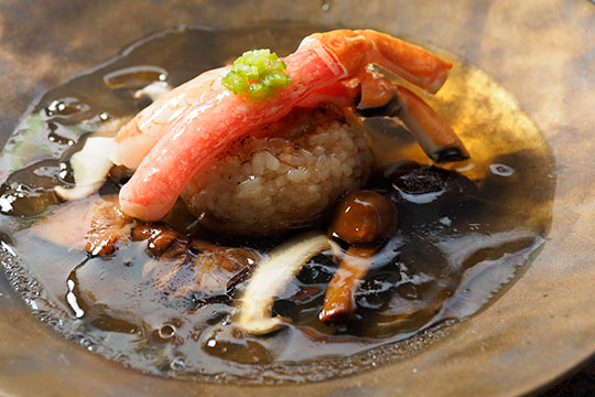 茸出汁と蟹振袖を纏った焼きおにぎり