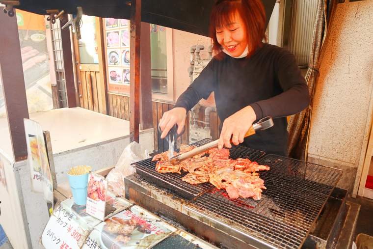 豚カルビを炭火で焼き上げる