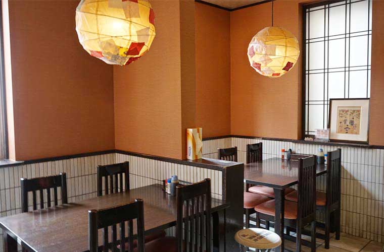美水 小町通りではめずらしい、ゆったりとしたつくりの店内