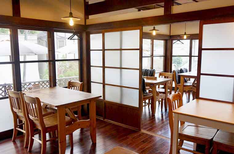 cafe&foods albicocca 長居したくなるような居心地のいい店内