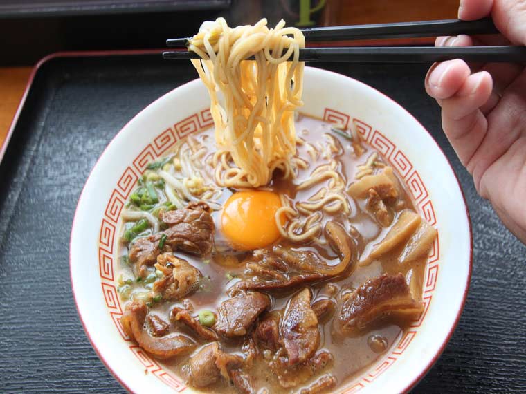 味が濃い目のお肉と生卵の相性は抜群!巽屋 肉玉入り並(750円)