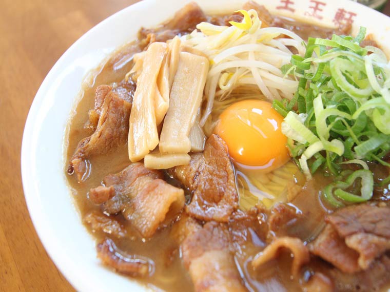 支那そば肉入り大(750円)トッピング生卵(50円)