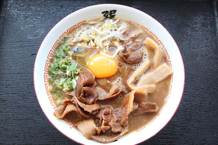 味が濃い目のお肉と生卵の相性は抜群!巽屋