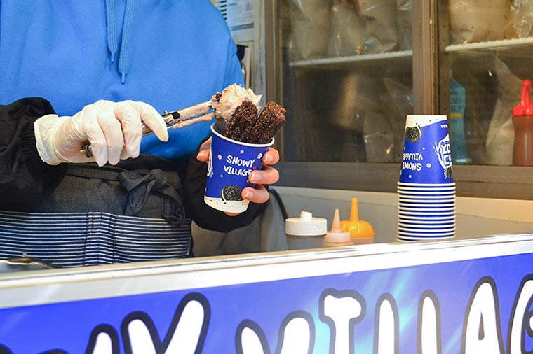 カップにはチュロスとたっぷりのクリームが