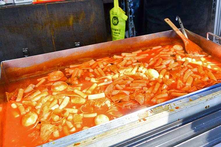 お餅を甘辛いソースで煮込んだトッポギ