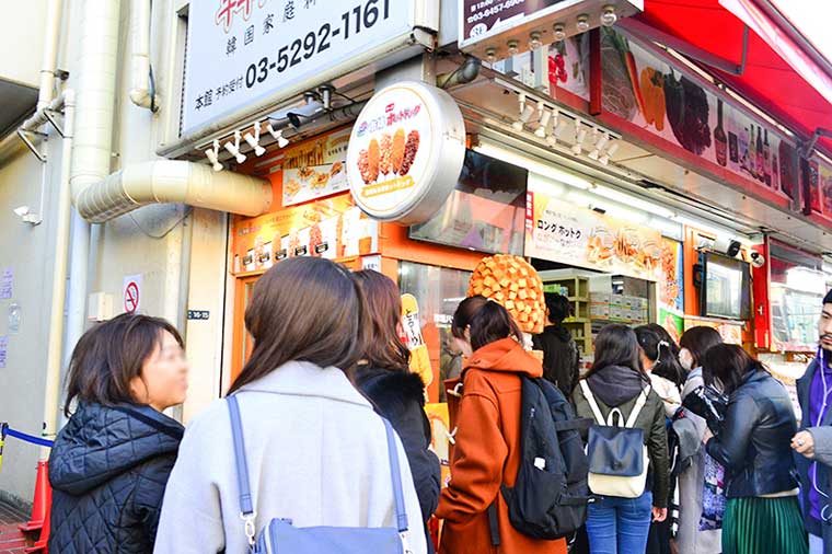 お店の外にはハットグ目的のお客さんでいっぱい