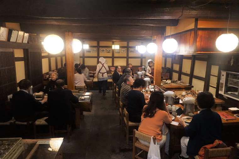 会津 七日町通り「満田屋」