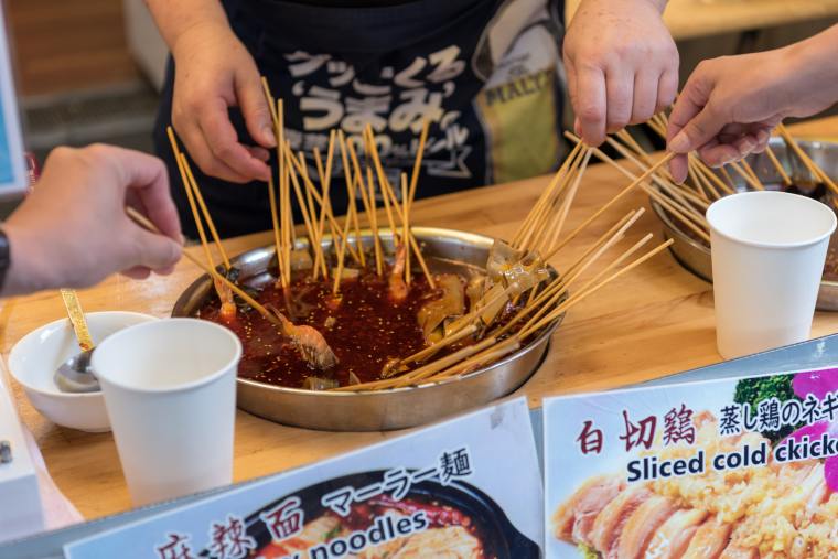 上野アメ横でグルメ散策 居酒屋に屋台 タピオカ食べ歩き 楽天トラベル