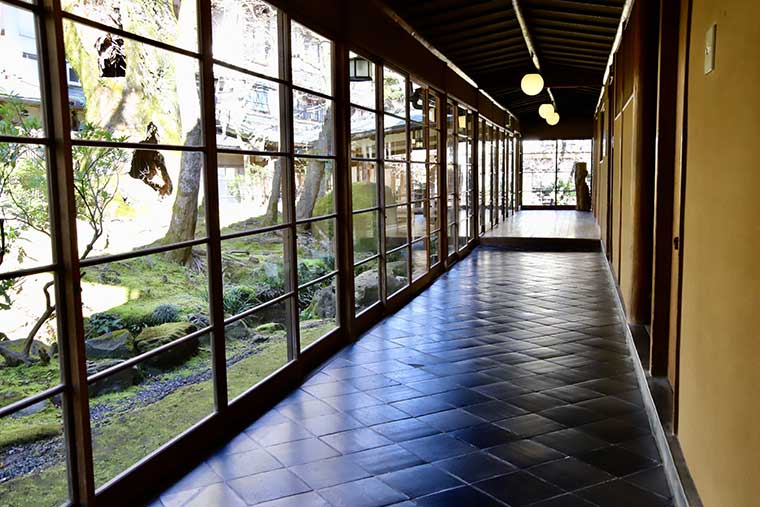 新井旅館 廊下