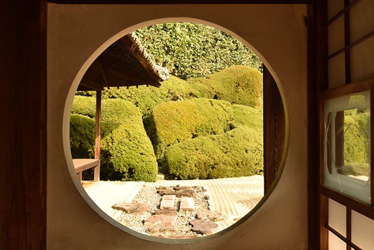 愛宕山を借景にした庭園