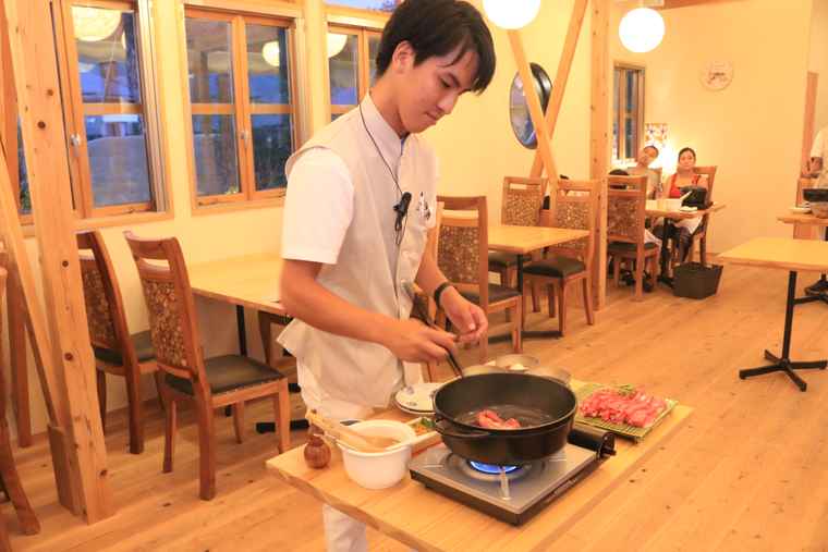 肉を焼いてくれるスタッフの方