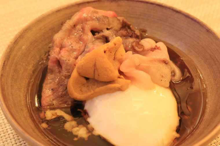 軽く焼いたお肉に、半熟卵、淡路産のウニを乗せた贅沢な一品