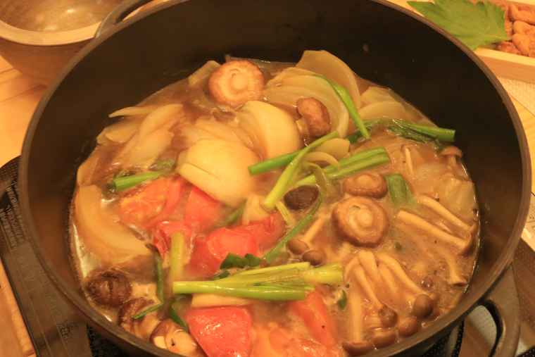 淡路でとれた野菜たっぷりのトマトすき焼き